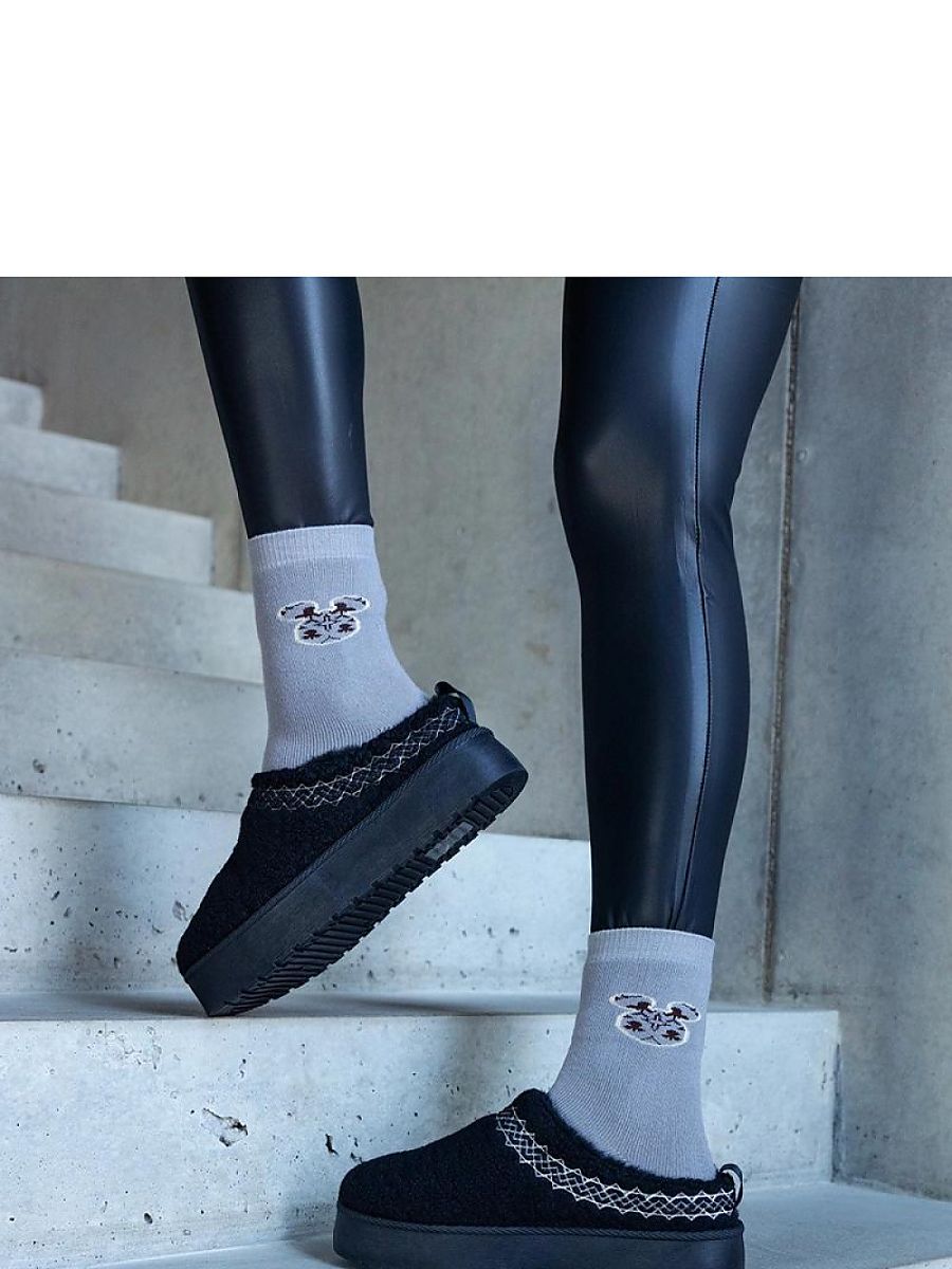 Czarne śniegowce na platformie z niską cholewką i haftowanym wzorem Greene - Solea